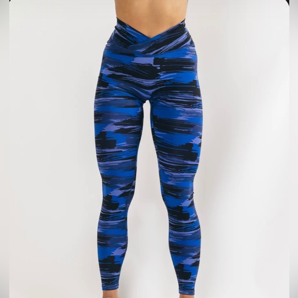 Alphalete Pants - NWT Alphalete V Shape High Waist Surface Power Electric Blue Camo Leggings M 💙